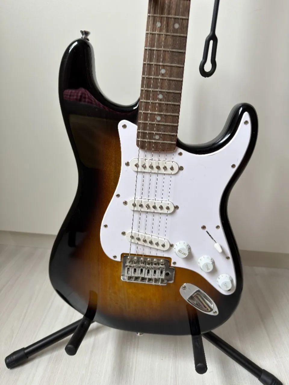  Guitarra Squier Standard Stratocaster Sunburst - Foto 2