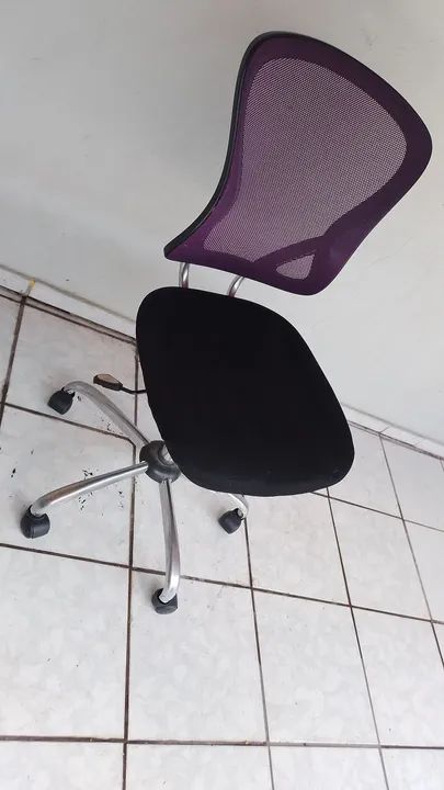 Cadeira de Escritório Giratória com Rodinhas - Roxa - Usada