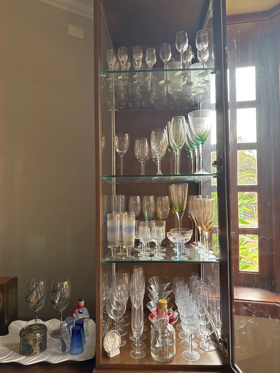 Buffet com cristaleiras madeira 64276668621443122