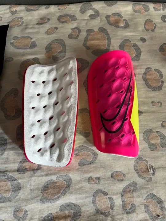 Caneleiras Nike Mercurial Lite - Tamanho Único - NOVAS - Nunca usadas. - Foto 3