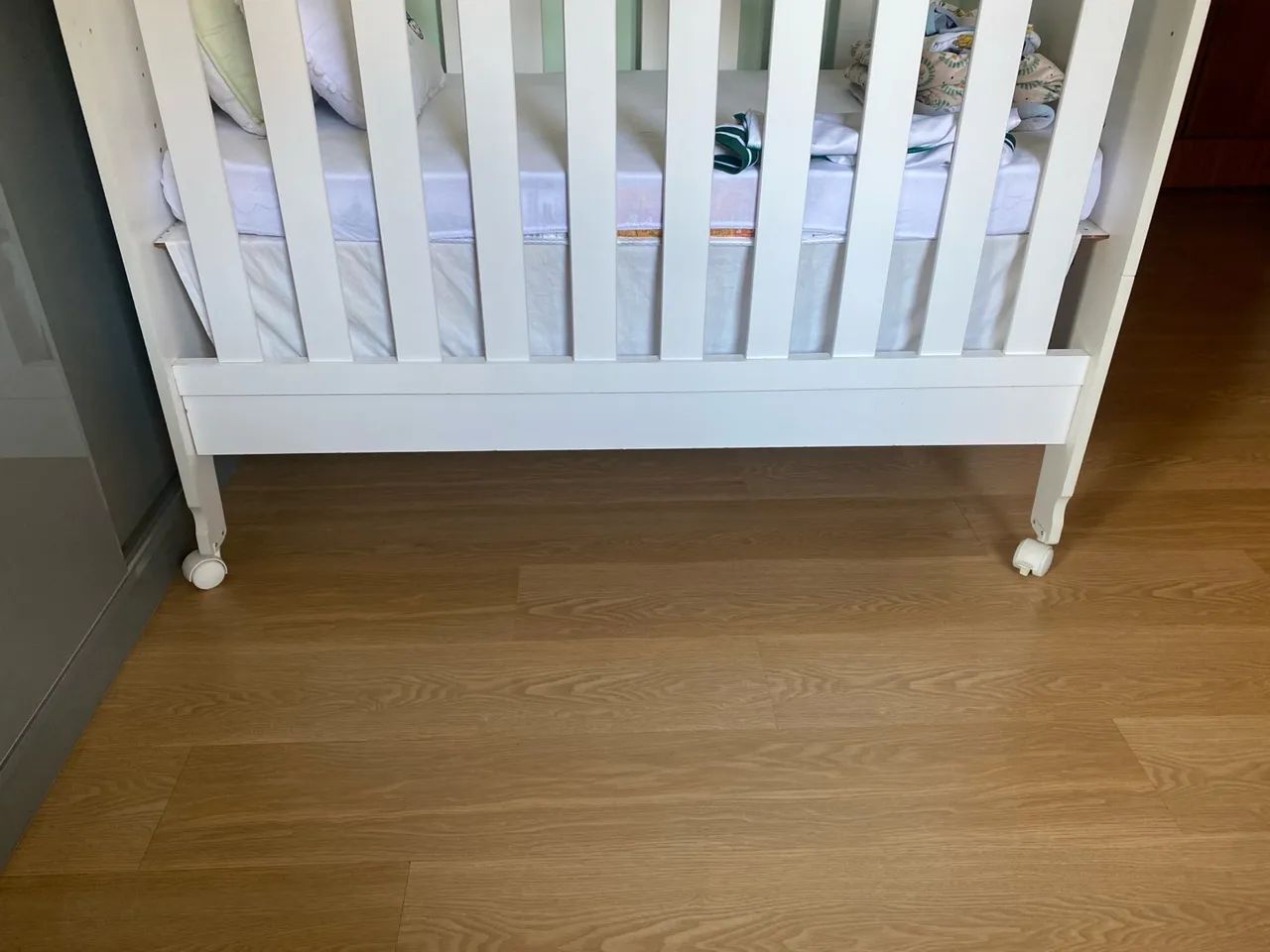 Berço de madeira branco para bebê cor branca  - Foto 2