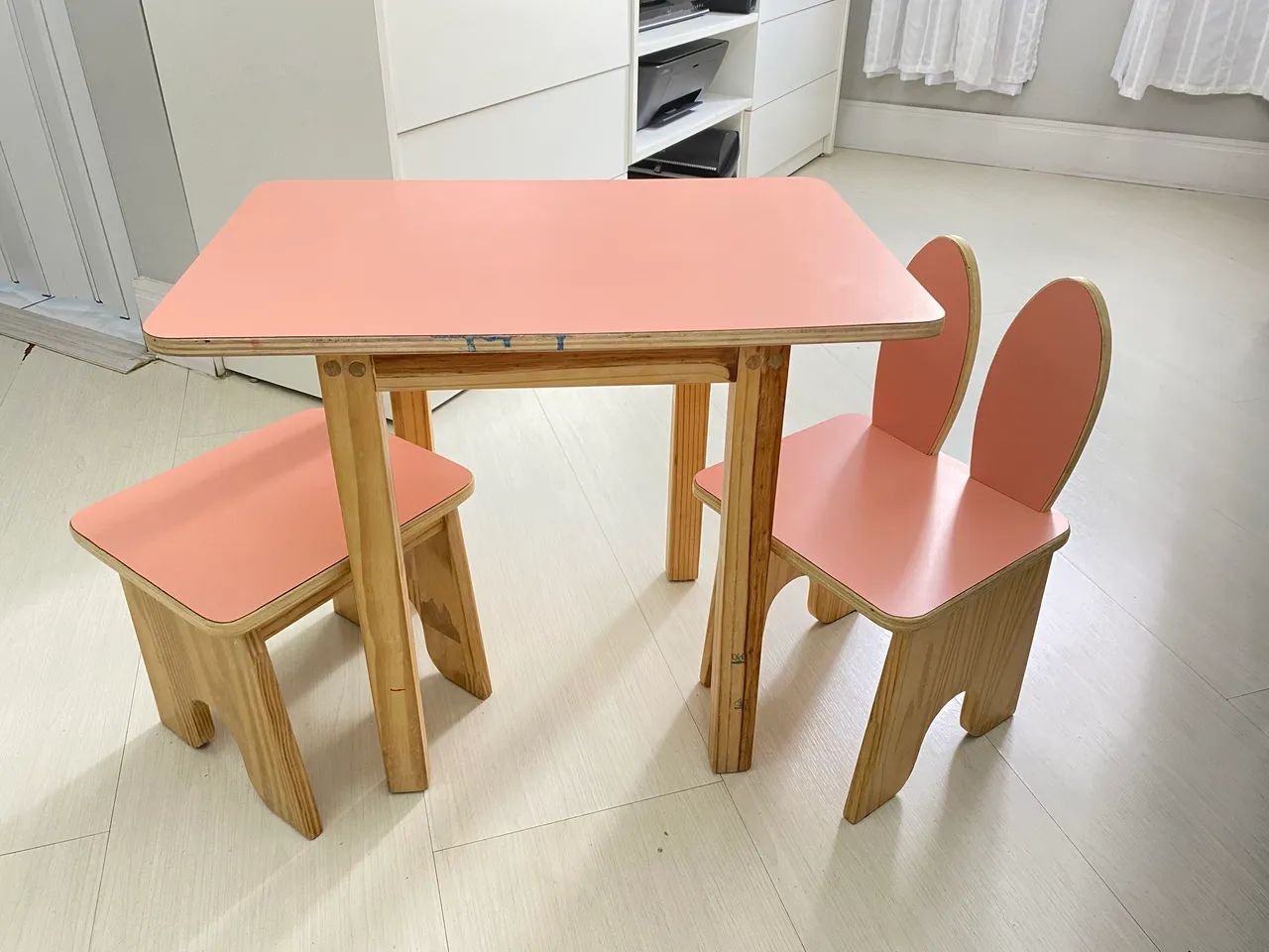 Mesa infantil com cadeira coelho 
