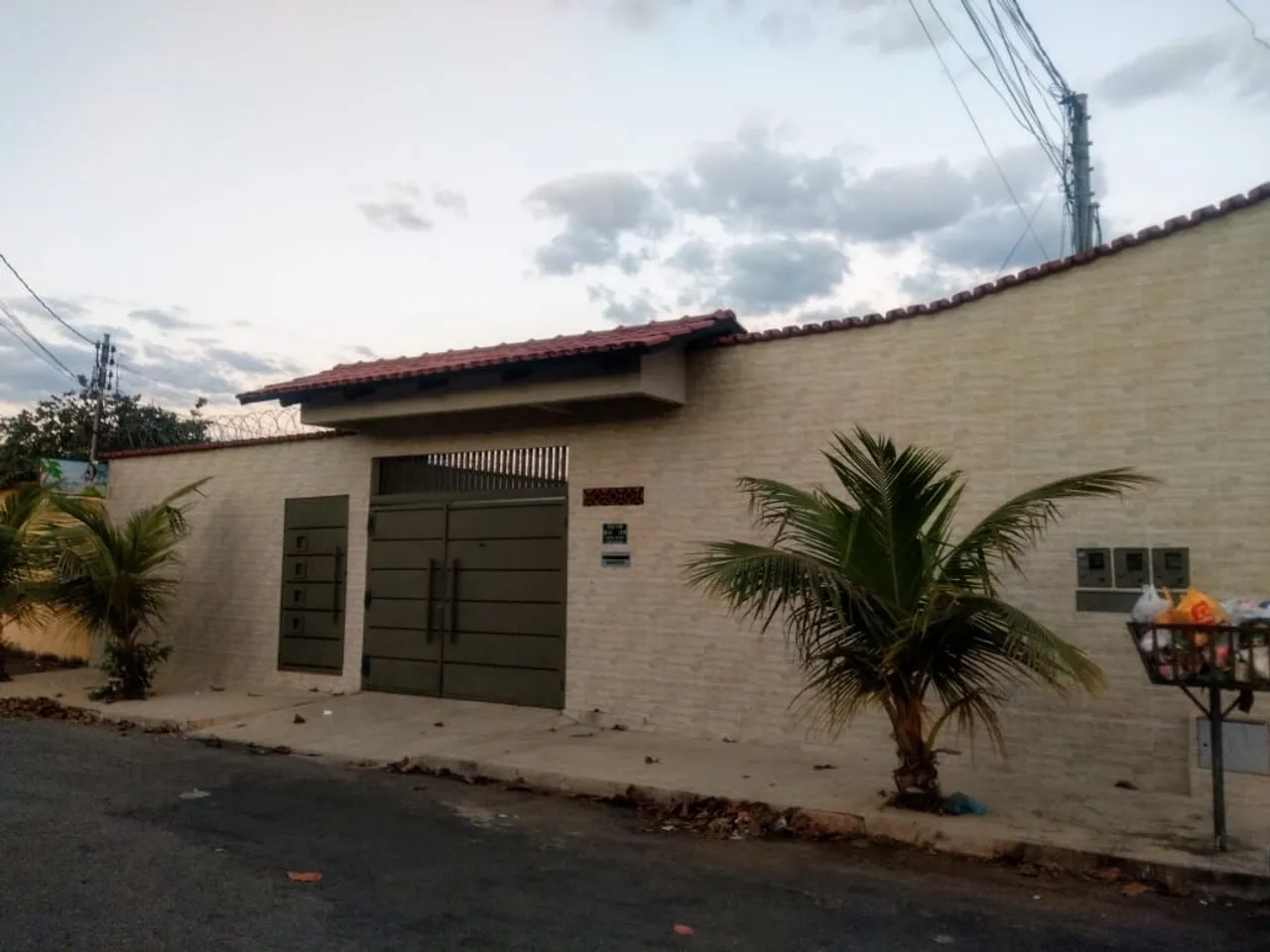 Prédio 19 Kitnets e lazer churrasqueira com piscina. Setor Bueno Próximo Santa Casa . Goiâ