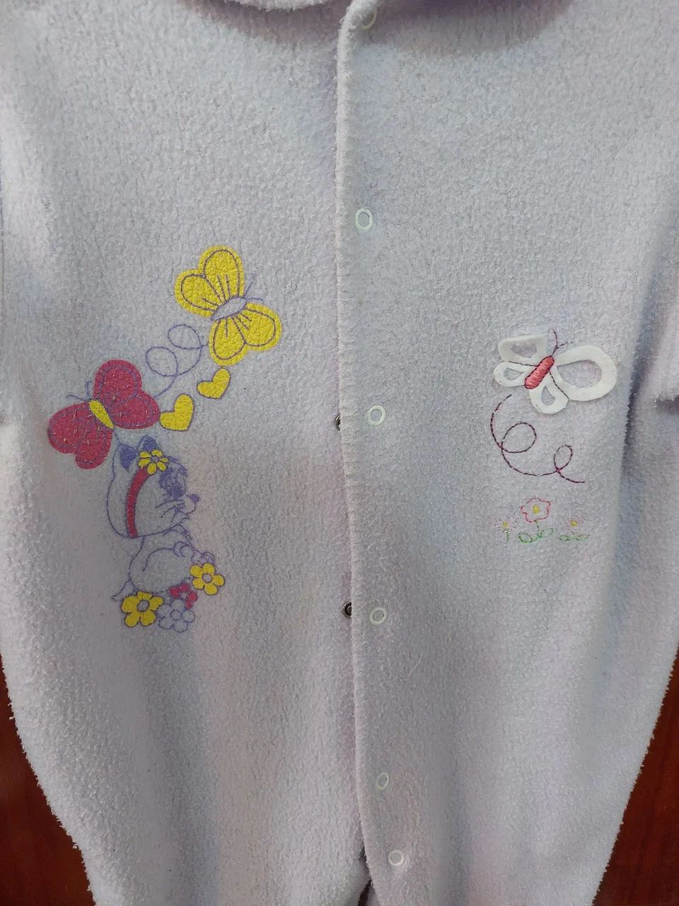 Macacão de Bebê com Detalhes de Borboleta - Foto 2