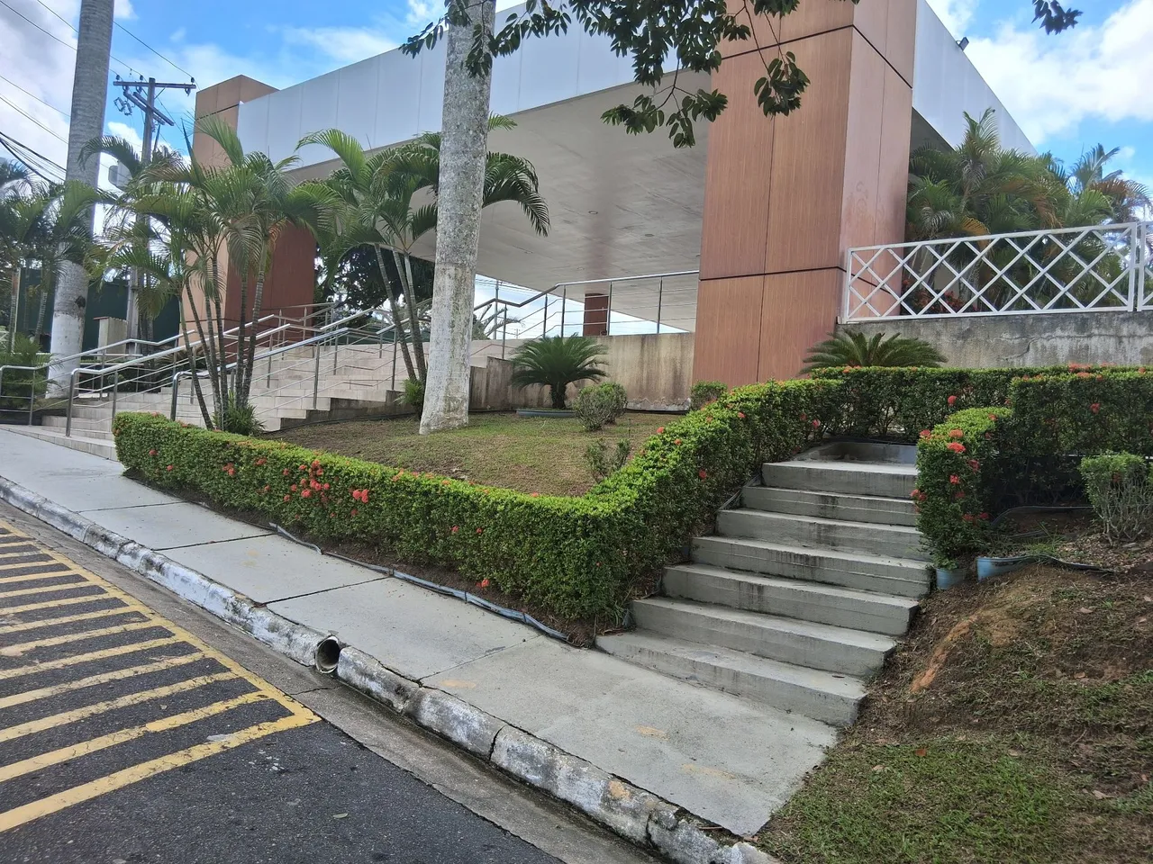 ALUGUEL DE EXELENTE CASA MOBILIADA EM CONDOMINIO FECHADO