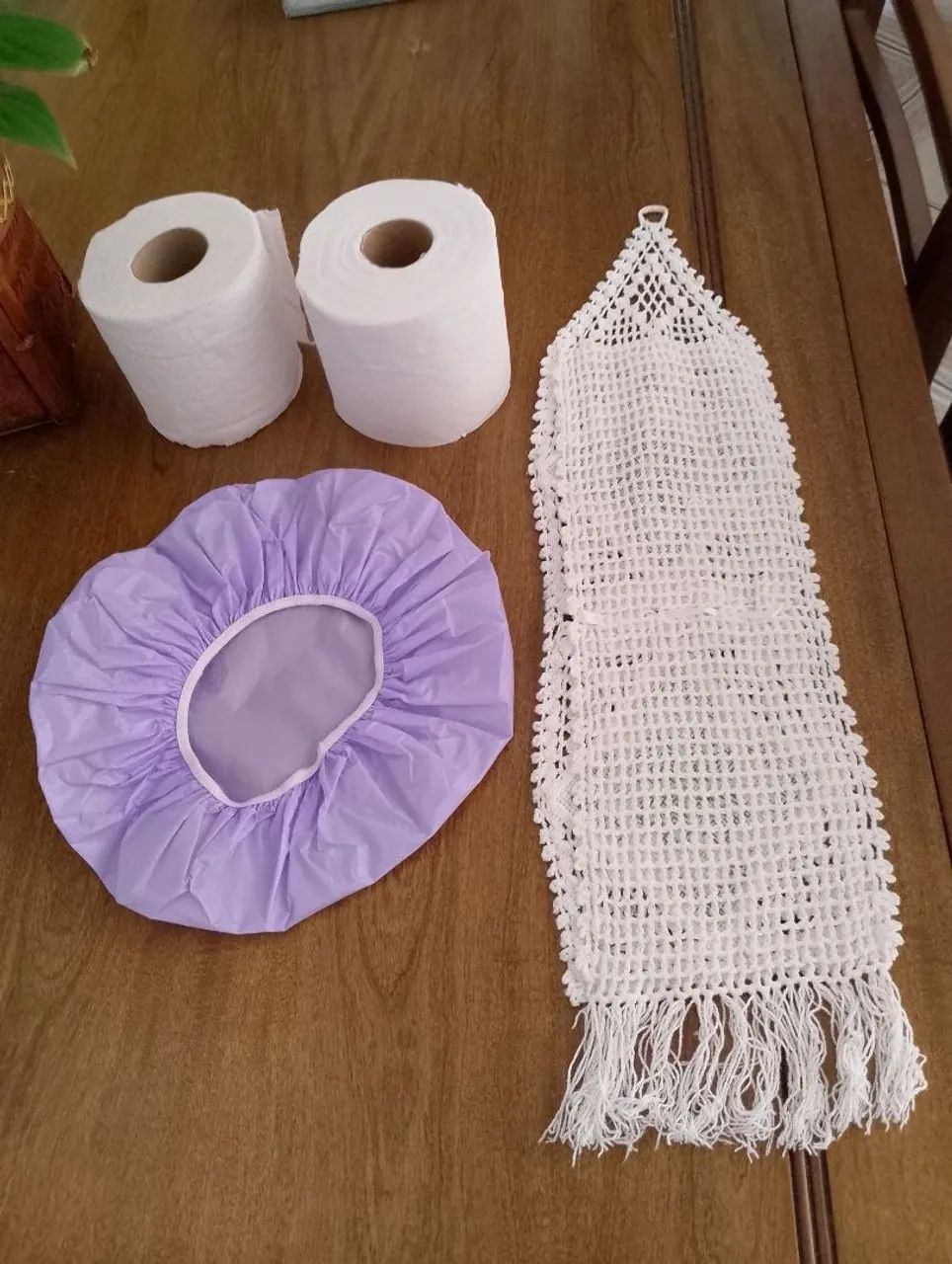 Porta-papel higiênico de crochê com detalhes em verde, touca de banho. SEM USO  - Foto 2