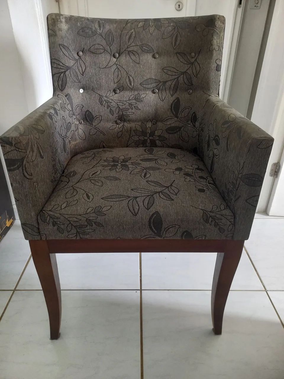 2 POLTRONAS DE MADEIRA ESTOFADA - Foto 5