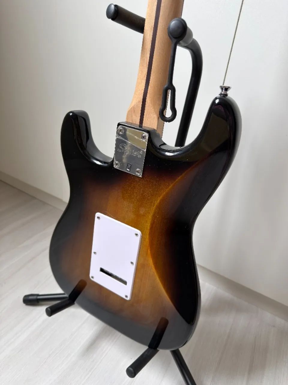  Guitarra Squier Standard Stratocaster Sunburst - Foto 4