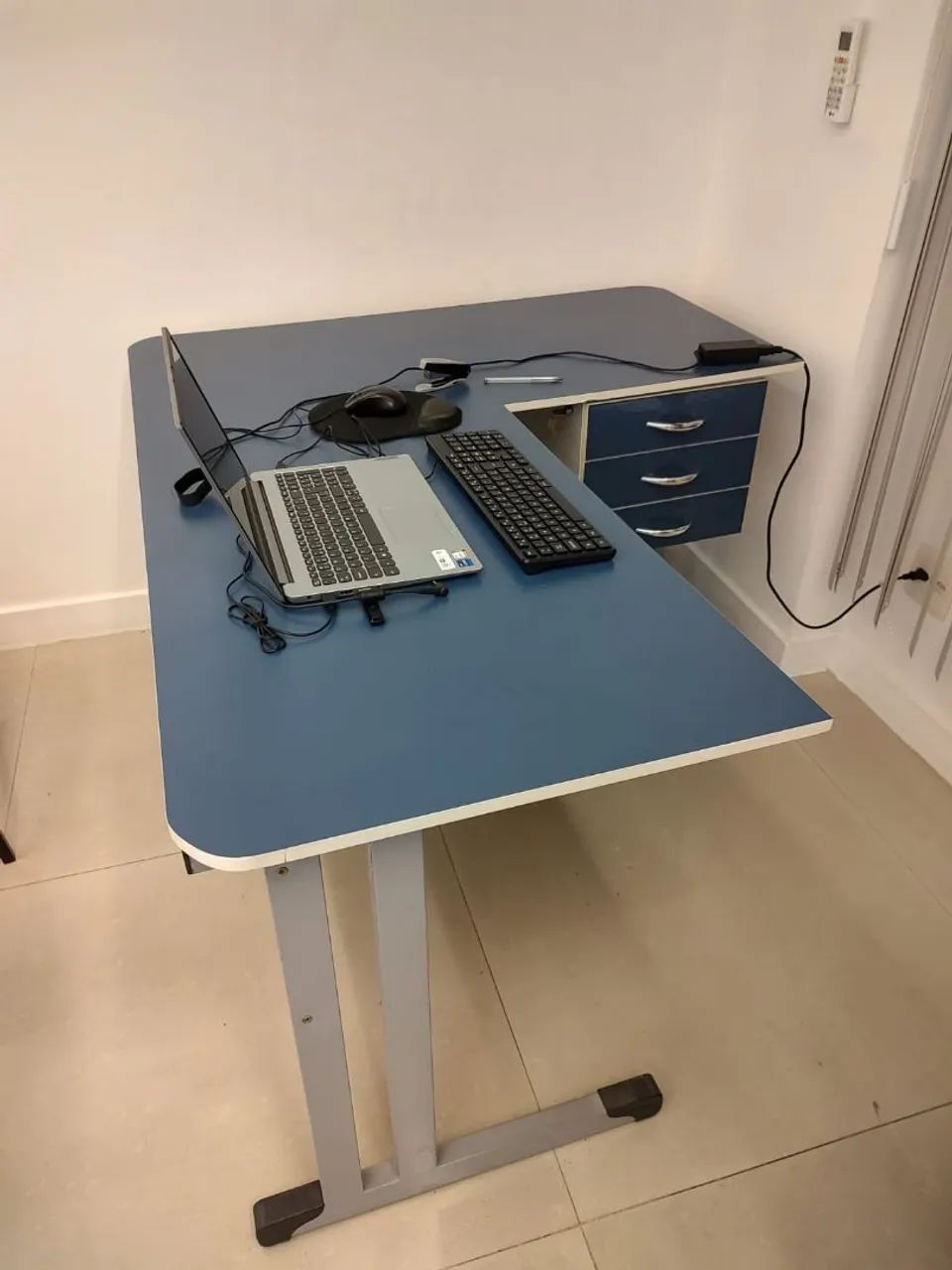 Mesa de Escritório L em ótimo estado