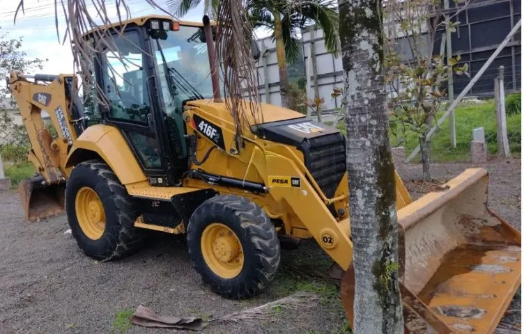 Retroescavadeira Caterpillar 2019