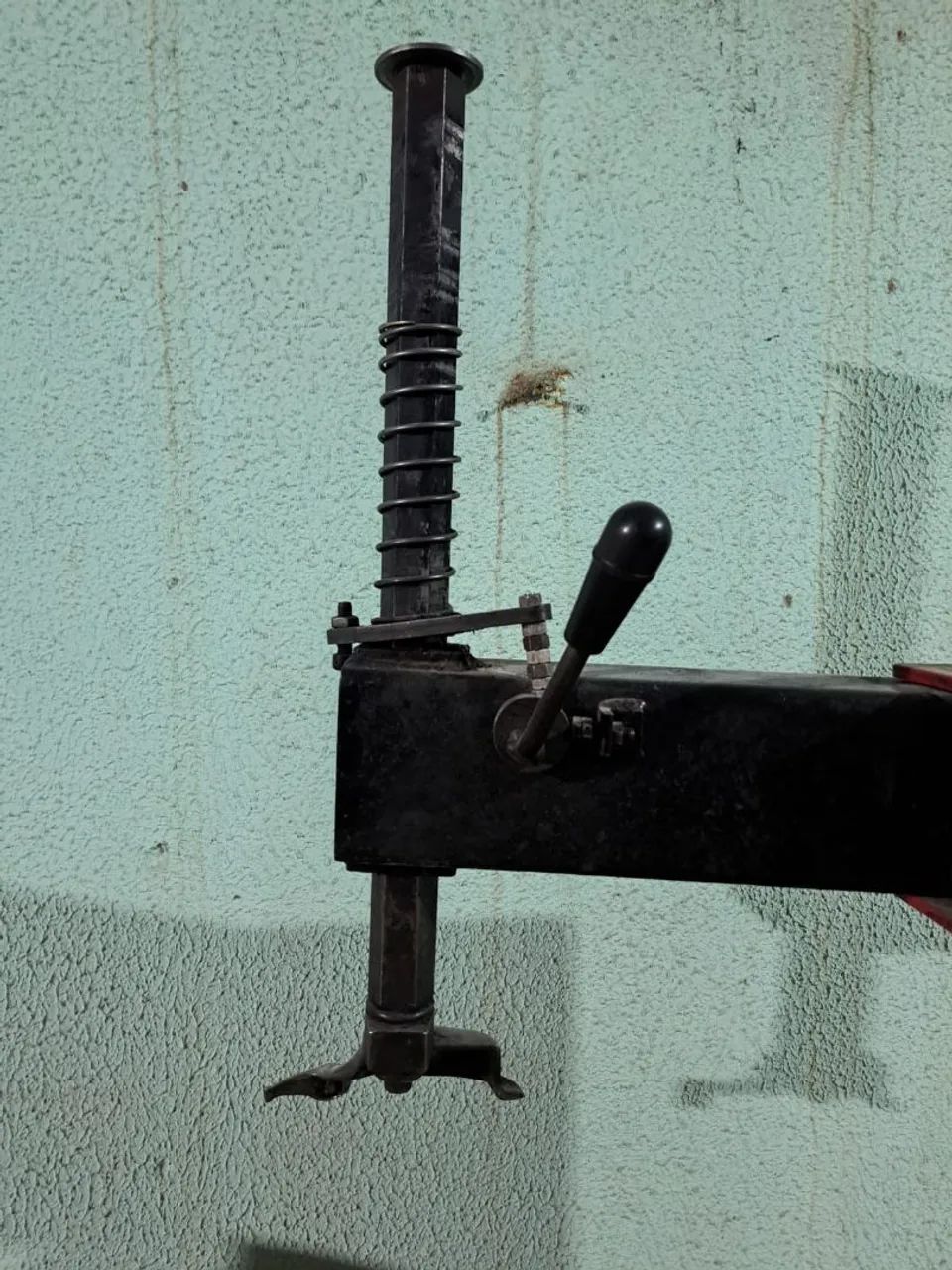 Máquina de desmontar pneus monofásico e elétrica vai até o aro 22