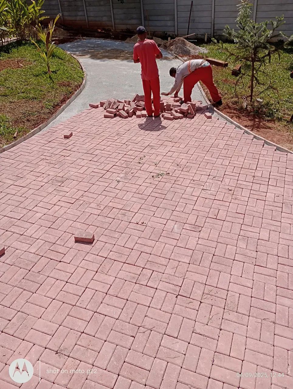 Prestação de serviço em calçamentos calceteiros e pavimentação intertravadas  - Foto 2
