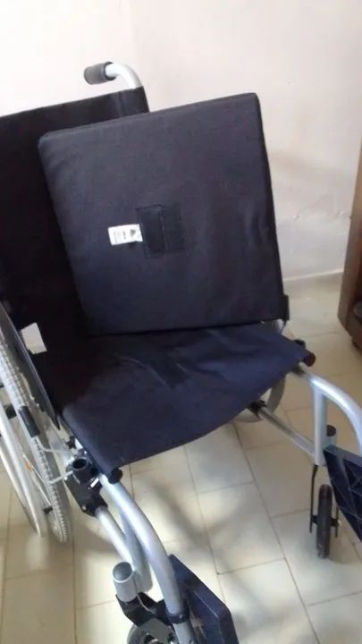Vendo cadeira de rodas  - Foto 5