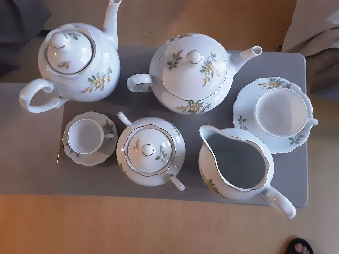 Coberta de mesa completa de porcelana, com 100 peças. - Foto 3