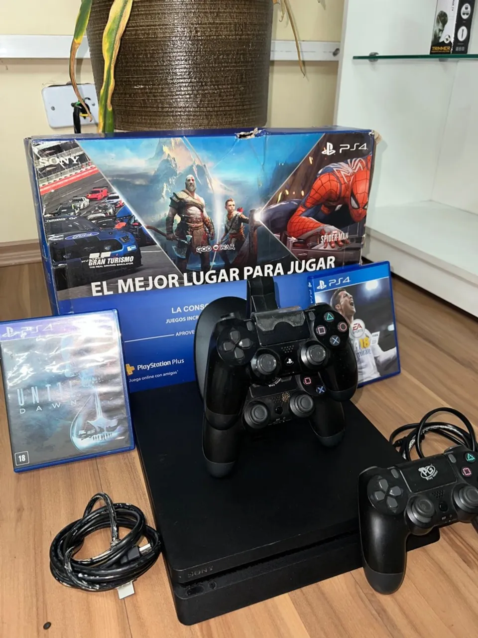 Play 4 500gb com 3 controles pra vender logo