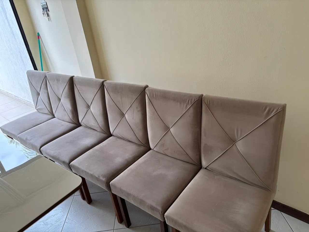 Conjunto de Mesa e Cadeiras Estofadas para Sala de Jantar