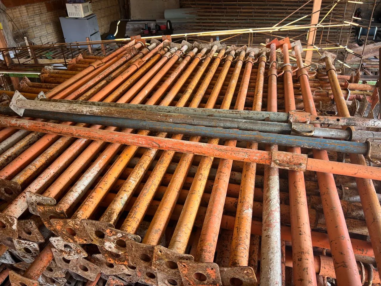 Vendo escoras metálicas com a abertura de 4.20 metros 