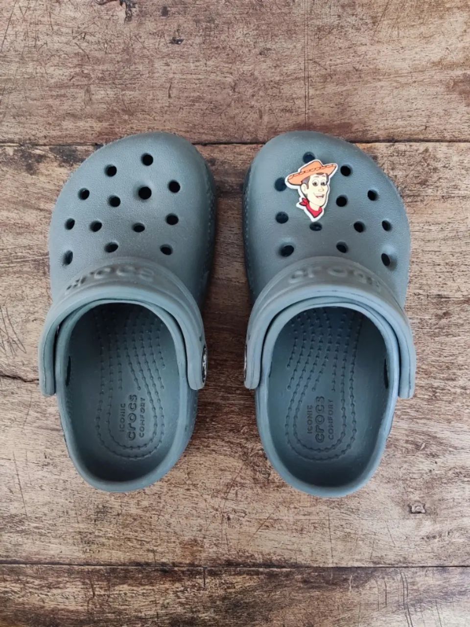Sandália CROCS Little Baby cinza - tamanho C7 - Foto 2