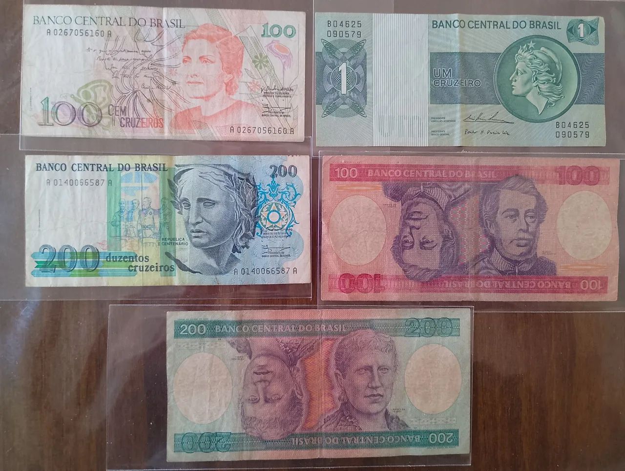 Cinco cédulas antigas diferentes 