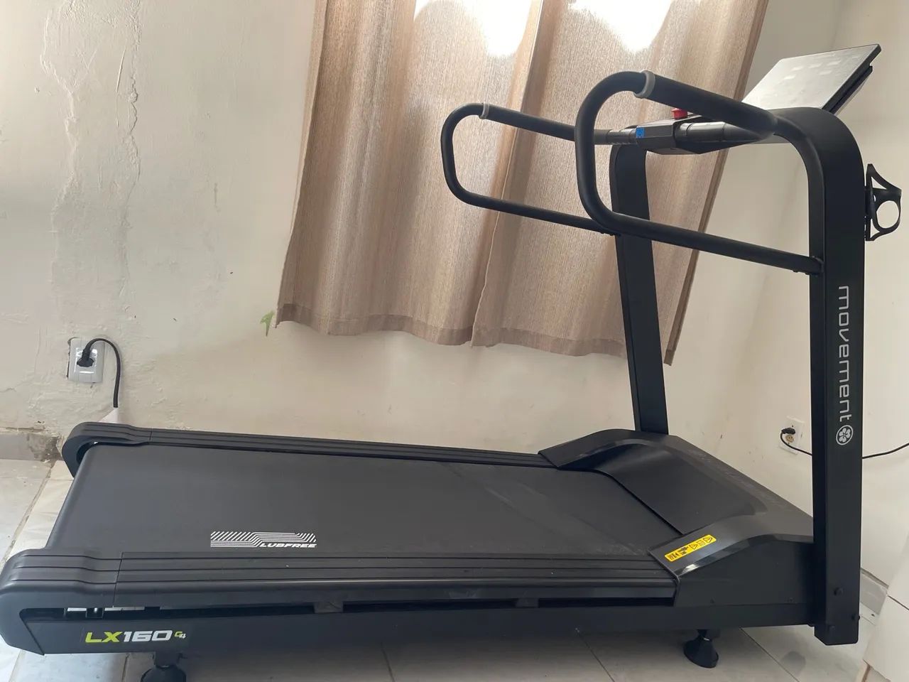 Esteira profissional MOVEMENT com 1 ano de uso.