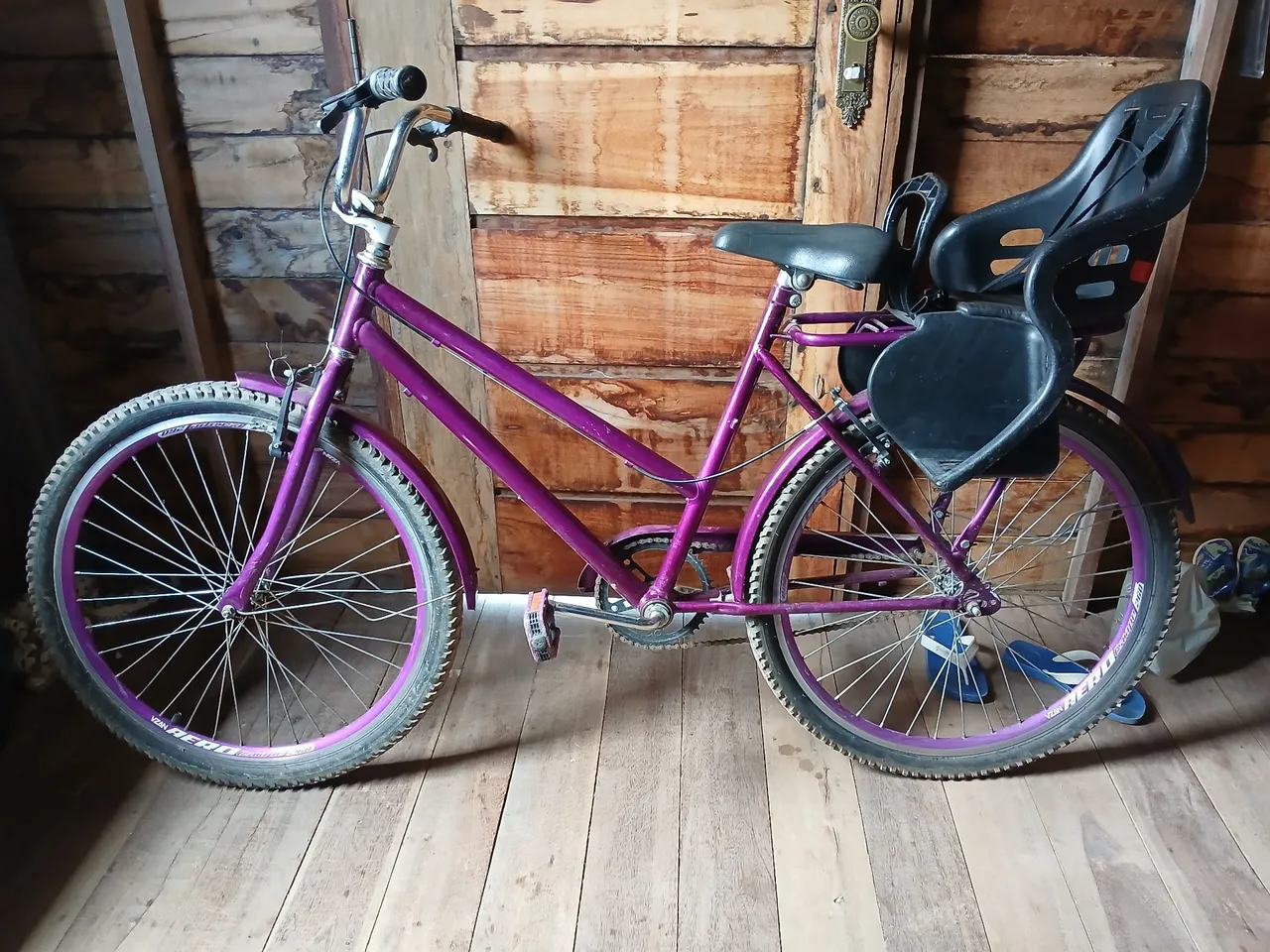 Bicicleta Roxa com Cadeirinha Infantil