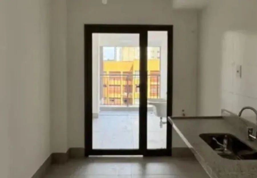 Porta de vidro com vista para varanda