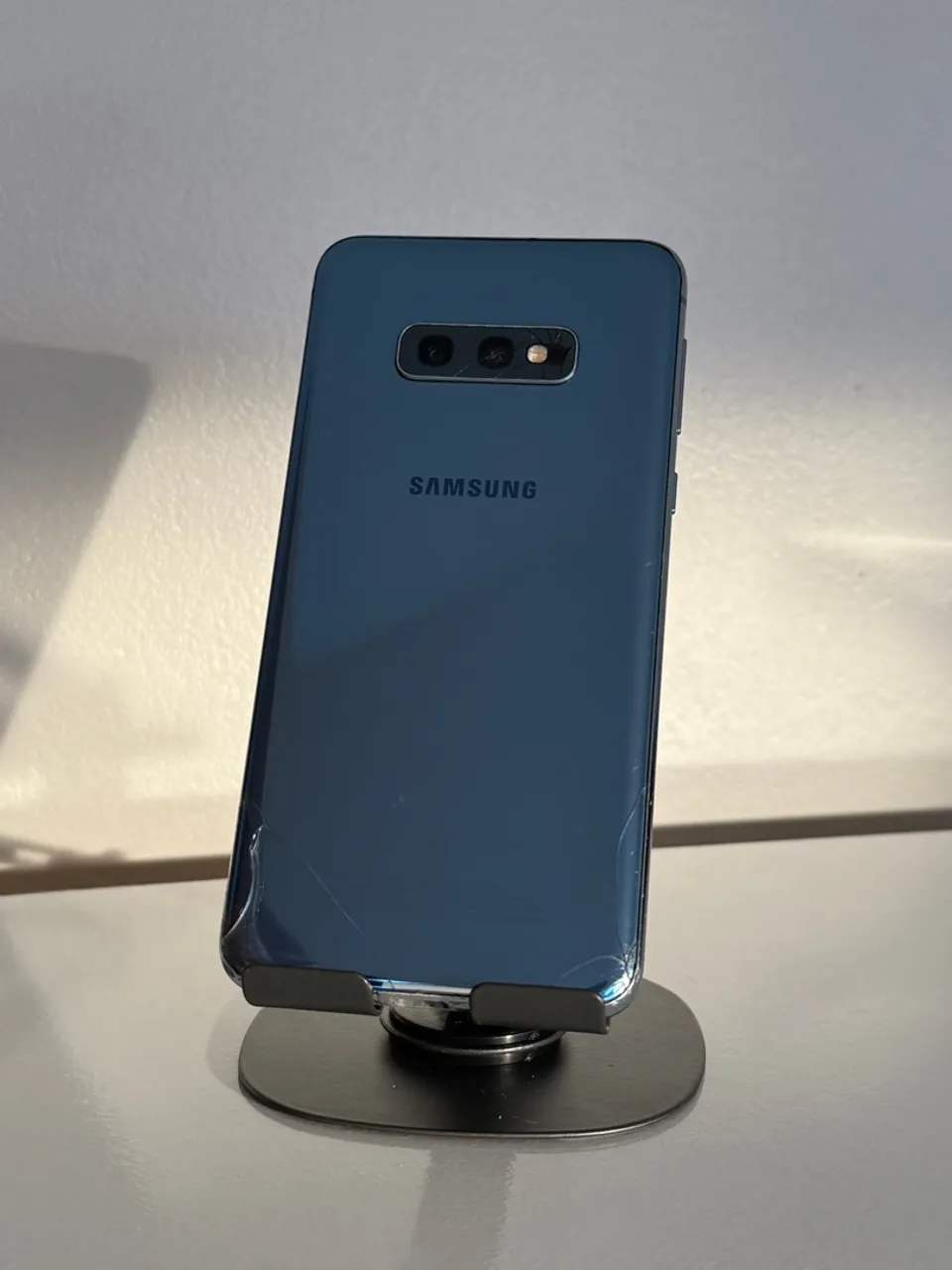 Samsung Galaxy S10E 128gb Azul - COM TRINCADOS - R$550,00 ou em até 12x no cartão