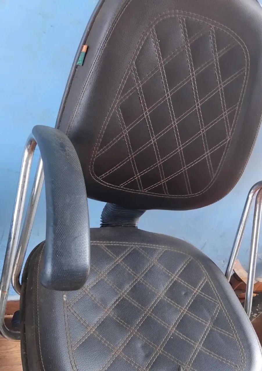 Cadeira giratória com marcas de uso como mostra a foto 