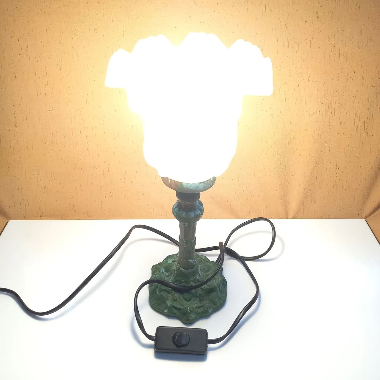 Abajur de bronze vintage com cúpula de vidro em forma de flor. Funcionando normalmente. - Foto 2