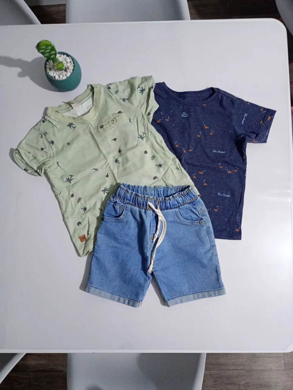 Kit 2 Camisetas e 1 Bermuda Jeans