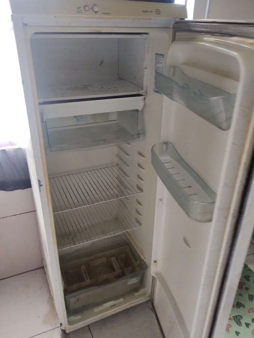 Geladeira precisa de por o gás 