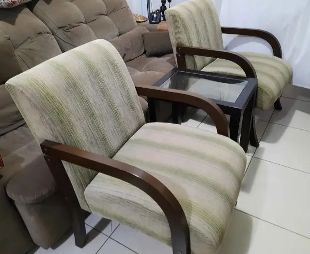 Jogo de poltronas e mesa de centro com vidro