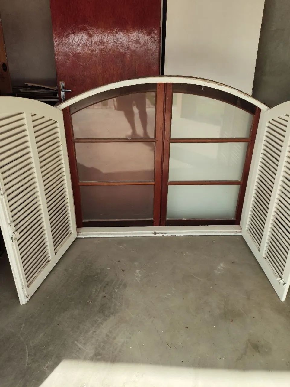 Janela de madeira em arco, estilo colonial - Foto 2