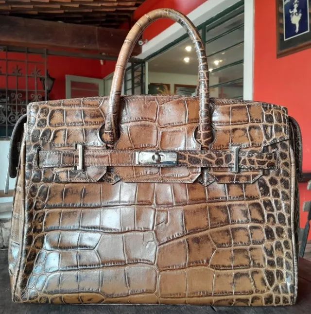 Bolsa, em couro natural padrão croco, do ateliê Beth Salles.