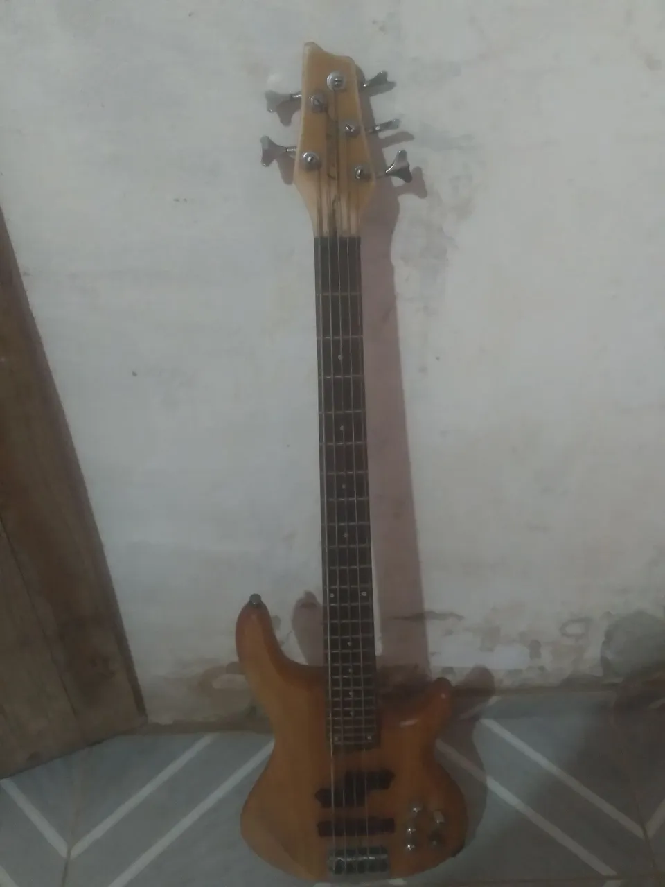 Baixo Elétrico 5 cordas