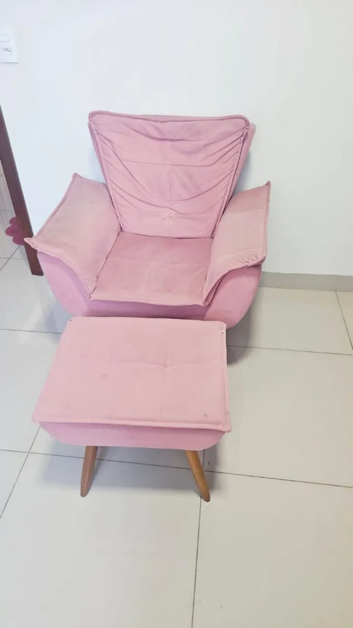 Poltrona com puff rosa para decoração
