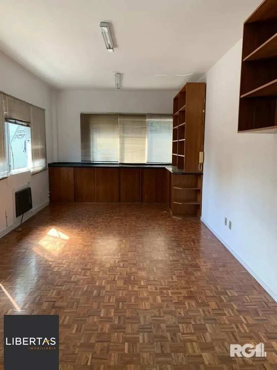 Ótima Sala para venda na Cidade Baixa. CÓD. RP389868