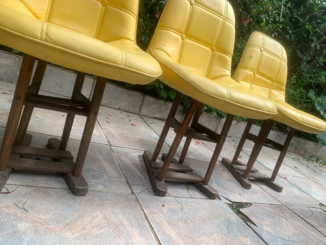 4 cadeiras estofado amarelo base de madeira - Foto 5