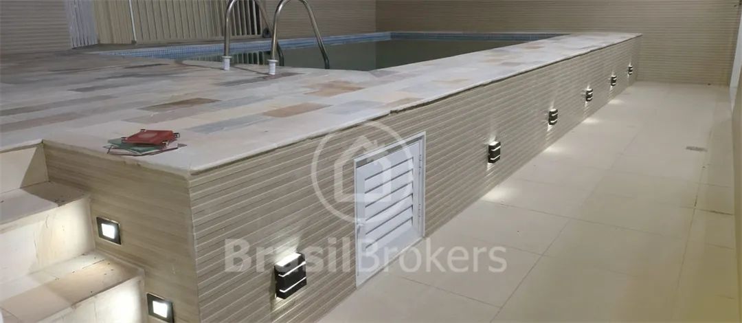 2 Casas com 3 quartos cada + piscina + Quintal.