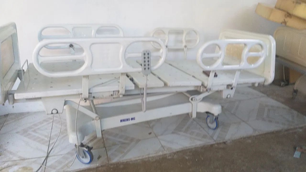Cama hospitalar elétrica com controle 