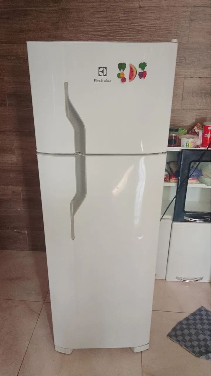 Geladeira Eletrolux semi nova 