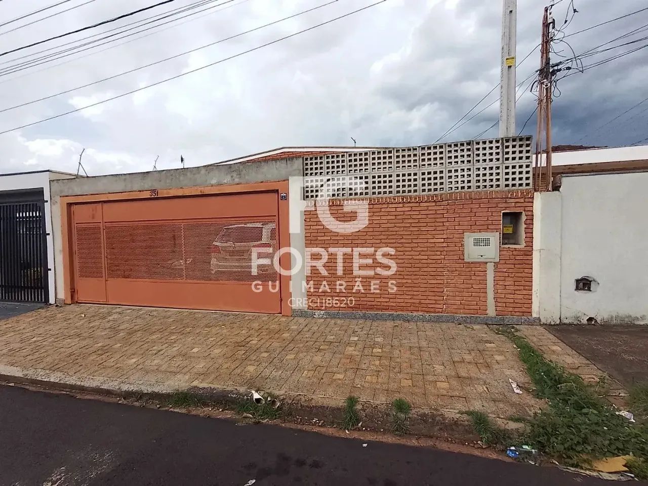 Casa com três quartos com 157 m² de área construída no Bairro Jd Independência!