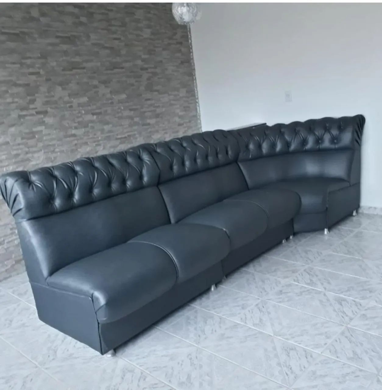 Sofá de canto modelo Capitonê.