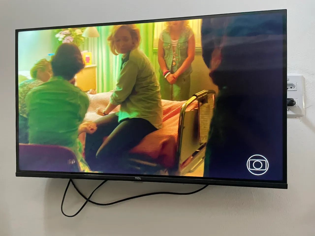 Tv smart 32 polegadas, nova com pouco tempo de uso, acompanha antena e suporte para tv 