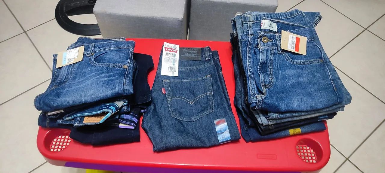 Estoque de calças e bermudas da Levi's. Tamanho juvenil 