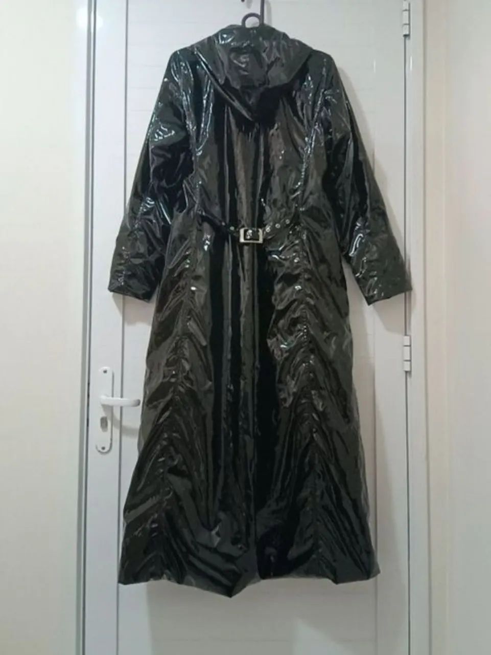 trench coat ideologia vinil preto m - Foto 4
