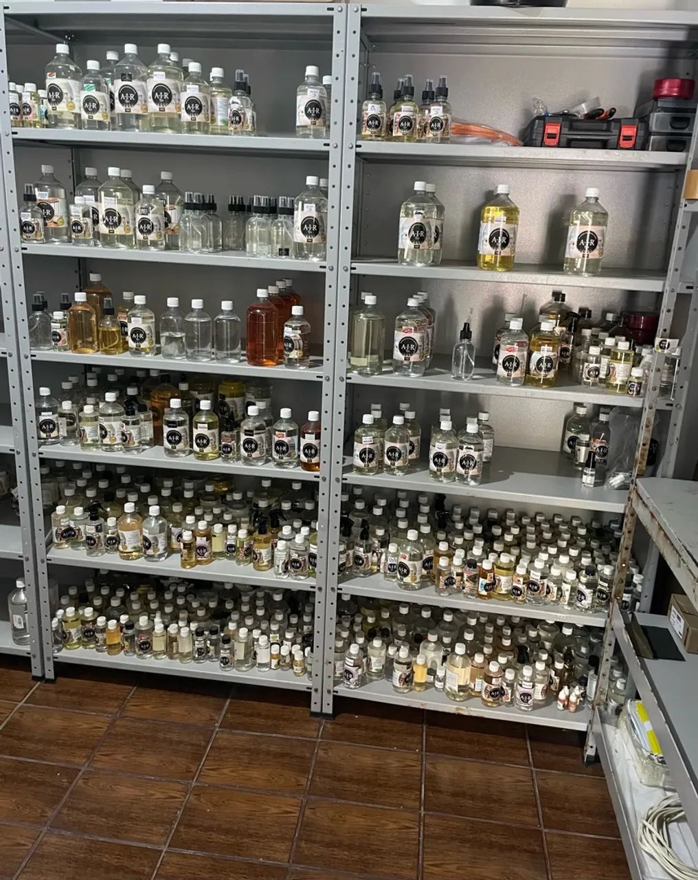 Vendesse prateleiras de aço 