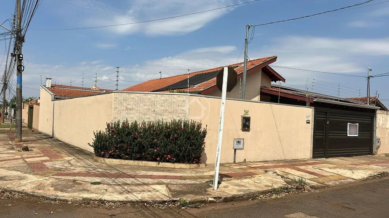 CASA COM TRÊS QUARTOS E PISCINA - Foto 2