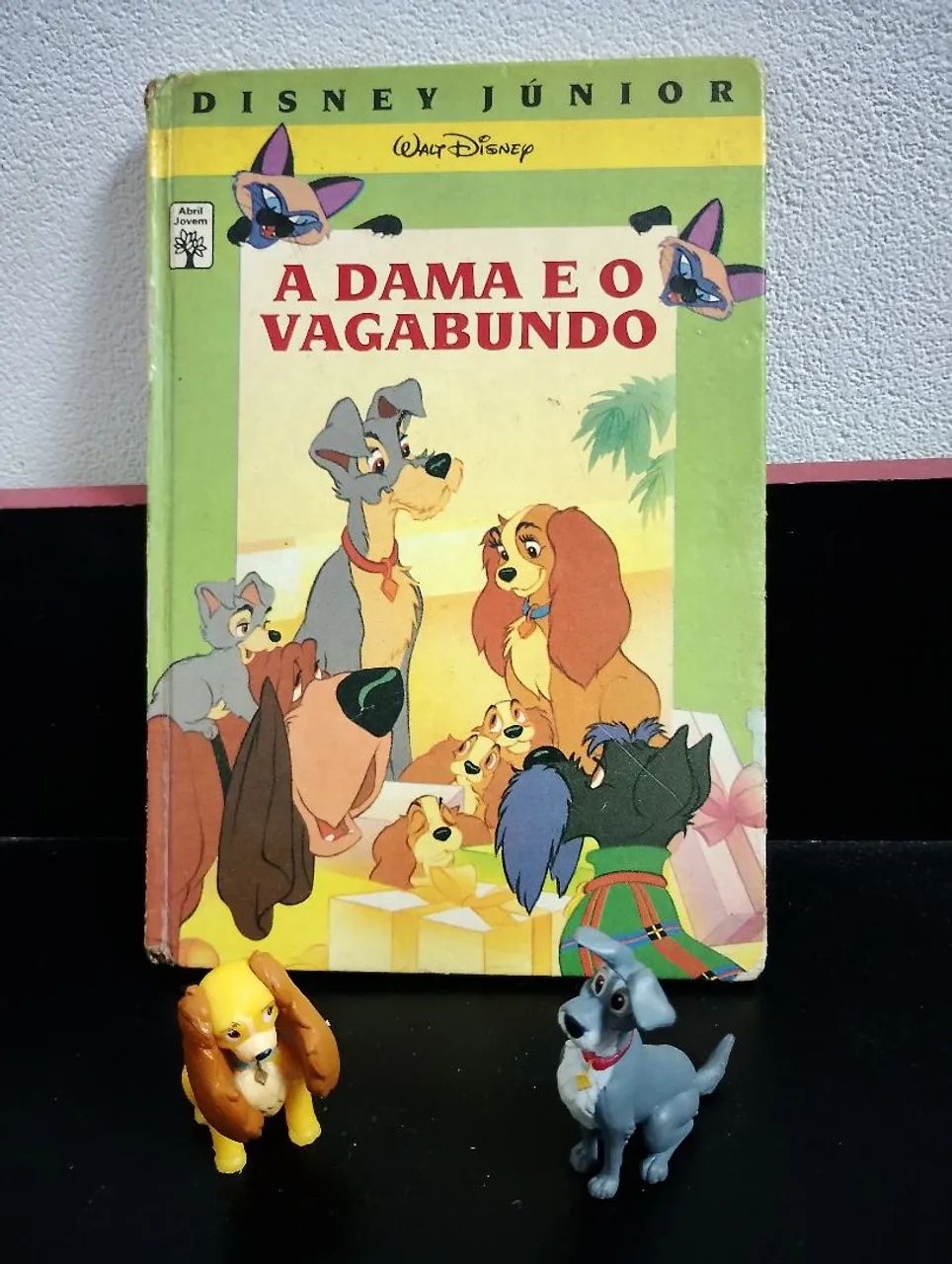 Livro e personagens do desenho A Dama e o Vagabundo