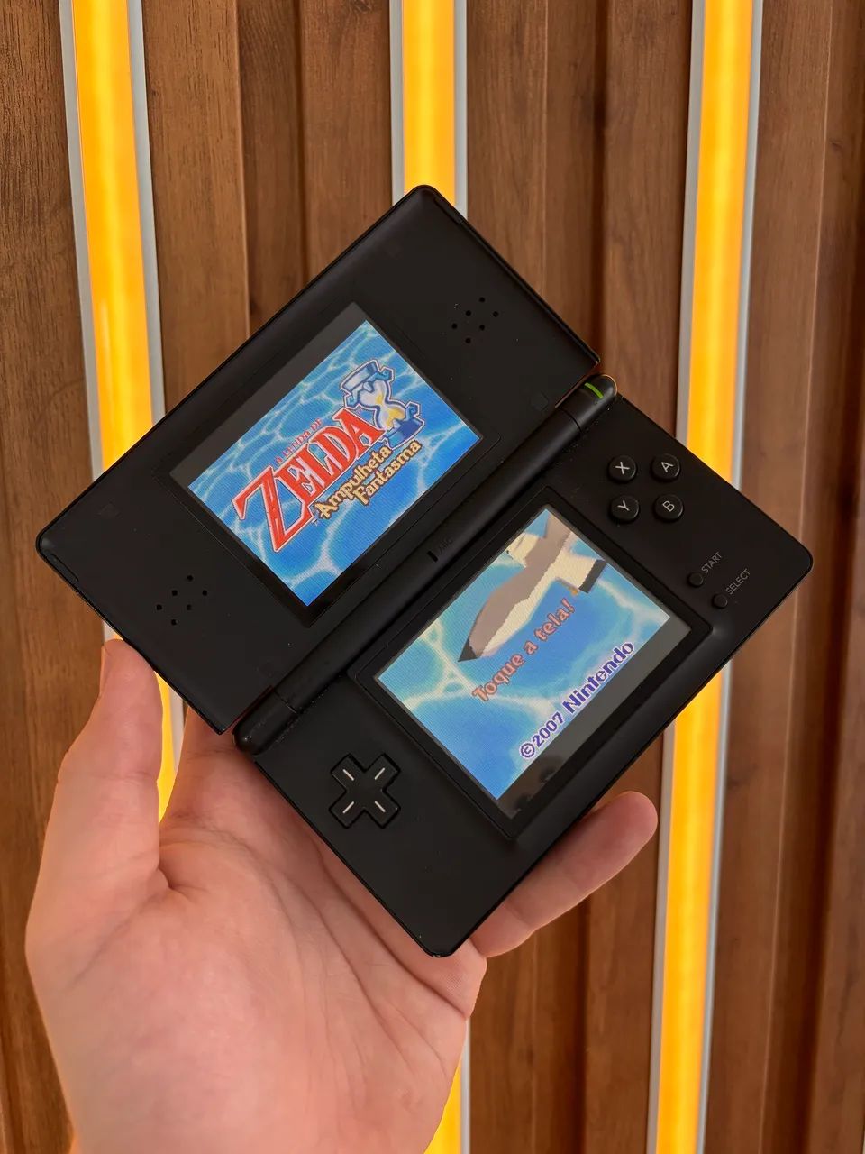 Nintendo ds lite + r4 com muitos jogos como pokémon mario zelda + caneta e carregador  - Foto 2